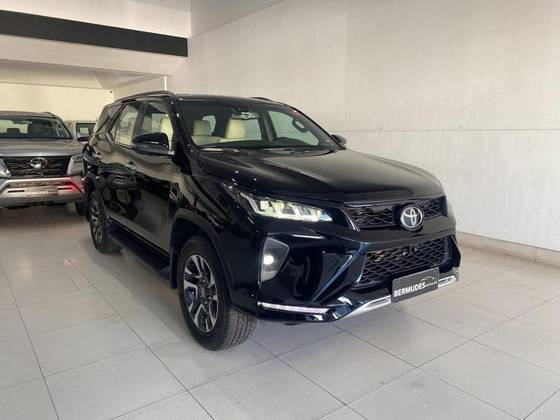 TOYOTA HILUX SW4 2.8 D-4D TURBO DIESEL DIAMOND 7L 4X4 AUTOMÁTICO